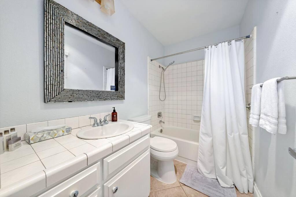 Newly Remodeled Just Steps From The Beach! Apartment