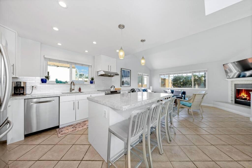 Apartment Newly Remodeled Just Steps From The Beach!