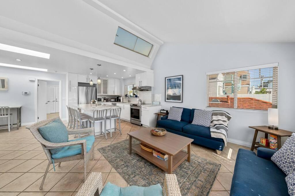 Newly Remodeled Just Steps From The Beach! Apartment *