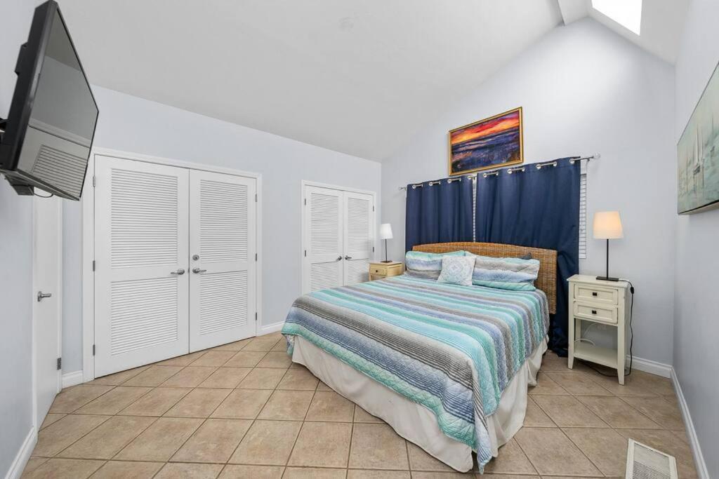 Newly Remodeled Just Steps From The Beach! Apartment *